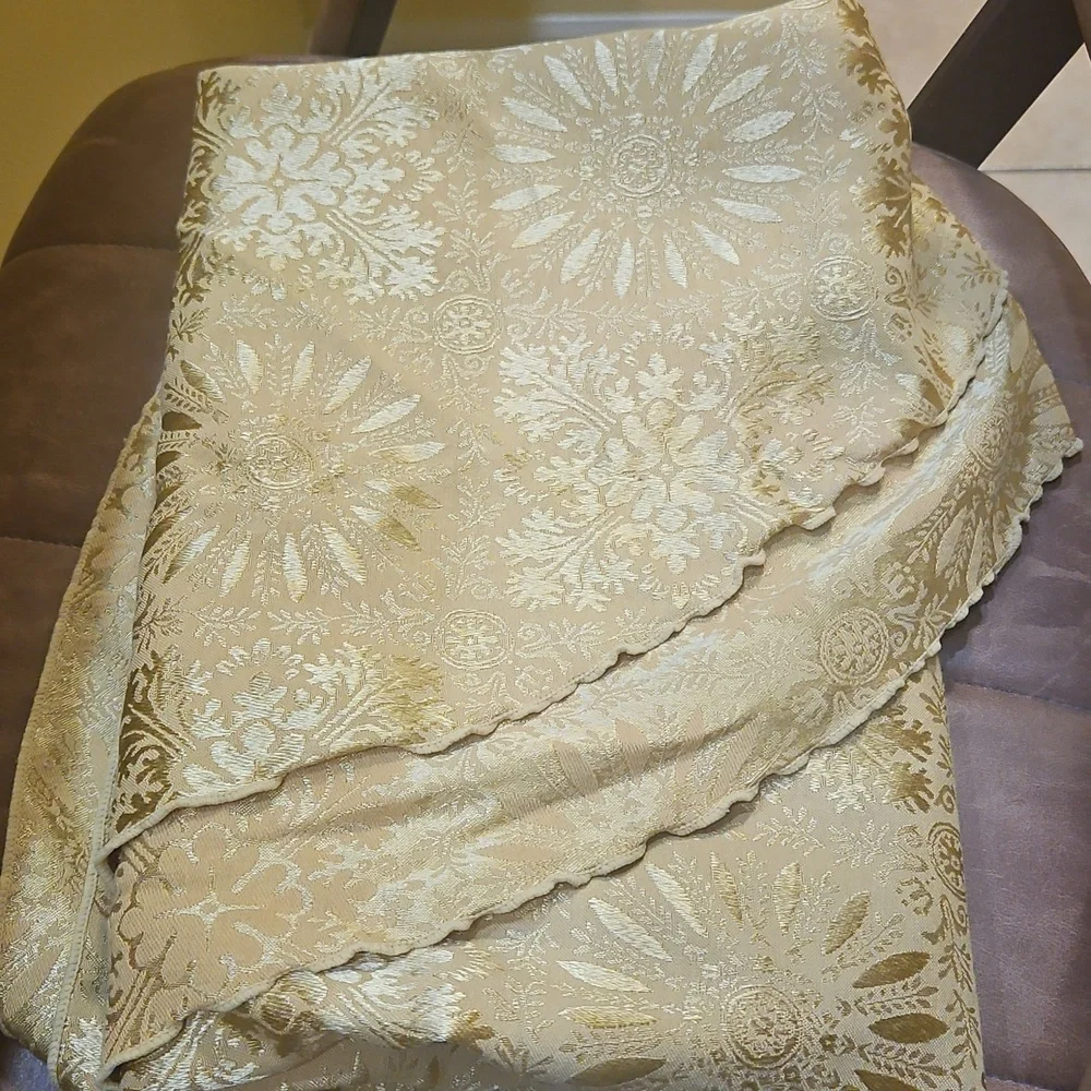 Martha STEWART table Cloth Gold 80